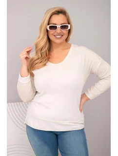 Dámska blúzka v nadmernej veľkosti s výstrihom do V a dlhším zadným dielom béžová