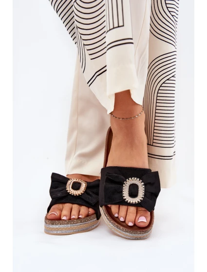 Klapki Damskie Na Platformie Z Kokardką I Ozdobną Broszką Czarne Lenela Klapki Damskie Na Platformie Z Kokardką I Ozdobną Broszką Czarne Lenela