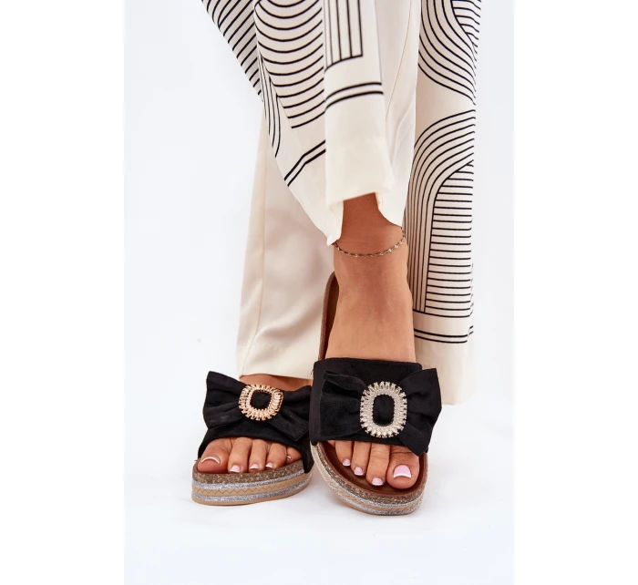 Klapki Damskie Na Platformie Z Kokardką I Ozdobną Broszką Czarne Lenela Klapki Damskie Na Platformie Z Kokardką I Ozdobną Broszką Czarne Lenela