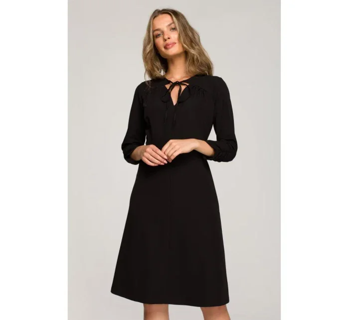 model 18004558 Přiléhavé šaty s vázaným výstřihem černé - STYLOVE