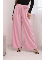 Dámské elegantní kalhoty s širokou nohavicí a ozdobným květem model 21798613 růžový - K-Fashion