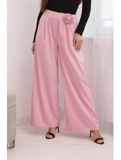 Dámské elegantní kalhoty s širokou nohavicí a ozdobným květem model 21798613 růžový - K-Fashion