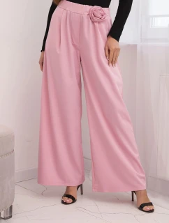 Dámské elegantní kalhoty s širokou nohavicí a ozdobným květem model 21798613 růžový - K-Fashion