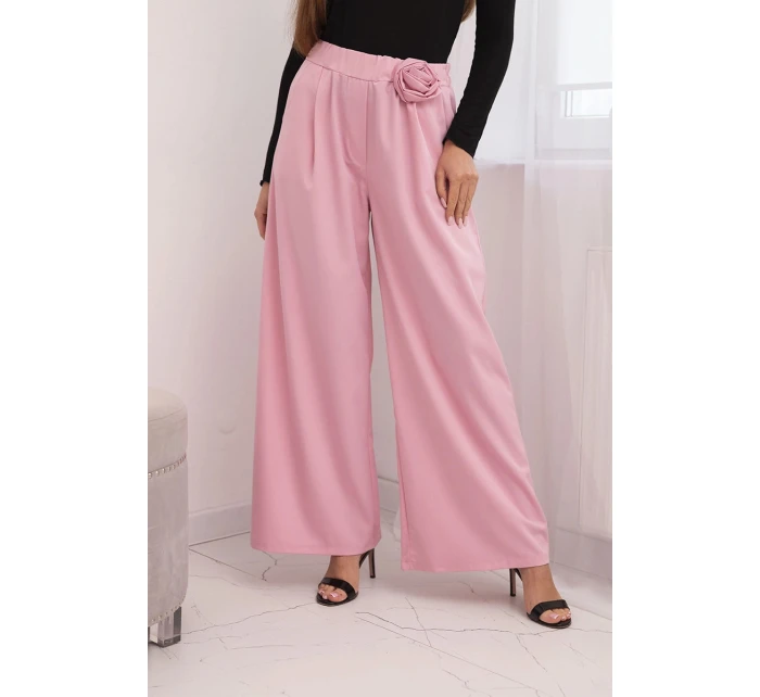Dámské elegantní kalhoty s širokou nohavicí a ozdobným květem model 21798613 růžový - K-Fashion