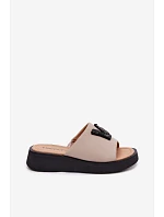 Kožené dámské pantofle s V na platformě  béžové model 22125935 - VINCEZA