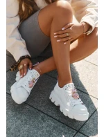 Kožené tenisky s ozdobnou broží  bílé model 21694817 - CheBello