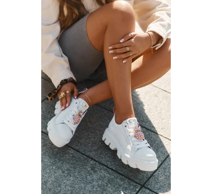 Kožené tenisky s ozdobnou broží  bílé model 21694817 - CheBello