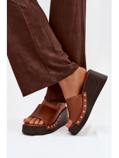 Dámské nazouváky na platformě se zlatými přezkami camel model 21918866 - Boto