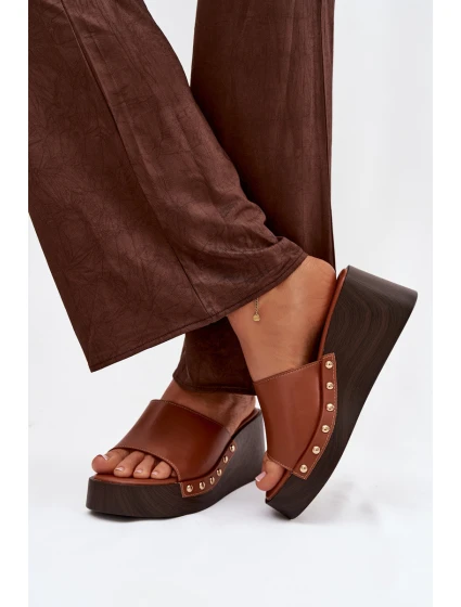 Dámské nazouváky na platformě se zlatými přezkami camel model 21918866 - Boto Dámské nazouváky na platformě se zlatými přezkami camel model 21918866 - Boto