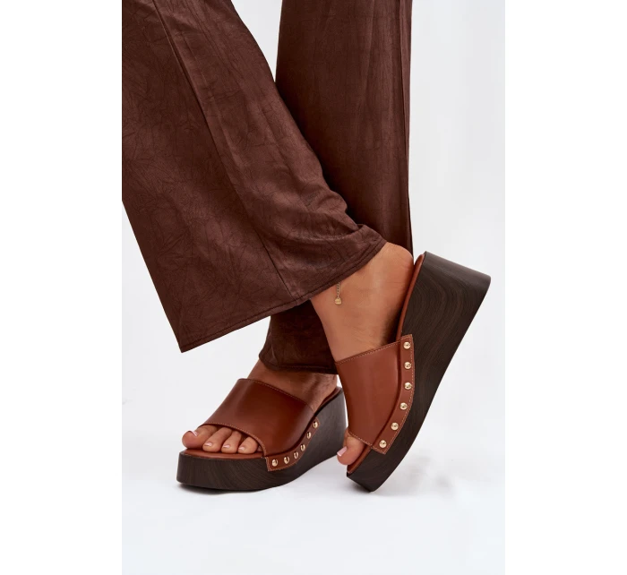 Dámské nazouváky na platformě se zlatými přezkami camel model 21918866 - Boto Dámské nazouváky na platformě se zlatými přezkami camel model 21918866 - Boto