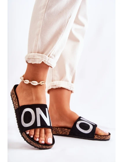 Klasické nazouvací pantofle s nápisem Černá a stříbrne model 21585871 - EVENTO