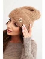 Dámska zimná čiapka z nadýchanej priadze s elegantným gombíkom camel Dámska zimná čiapka z nadýchanej priadze s elegantným gombíkom camel