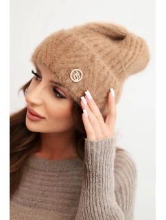Dámska zimná čiapka z nadýchanej priadze s elegantným gombíkom camel