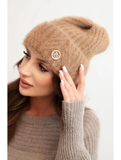 Dámska zimná čiapka z nadýchanej priadze s elegantným gombíkom camel Dámska zimná čiapka z nadýchanej priadze s elegantným gombíkom camel