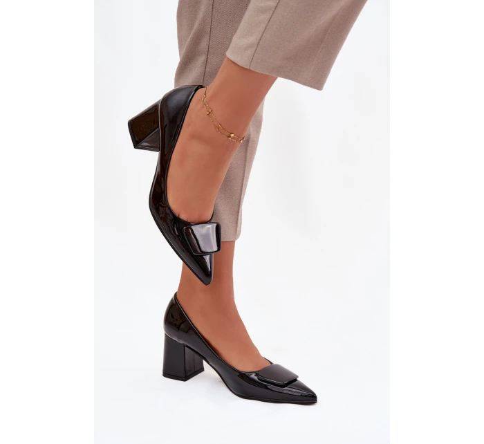 Lakované lodičky na podpatku s ozdobou Černé model 21752752 - Boto