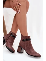 Semišové kožené dámské kotníkové boty na sloupku s ozdobným páskem zateplené model 21715538 Hnědé - D&A