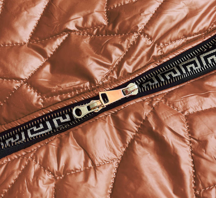 Dámska bunda v karamelovej farbe s ozdobným prešívaním (BR8101-14)