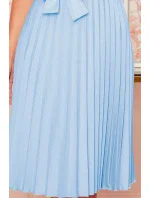 LILA Světle modré dámské plisované šaty s krátkými rukávy model 15433012 - numoco LILA Světle modré dámské plisované šaty s krátkými rukávy model 15433012 - numoco