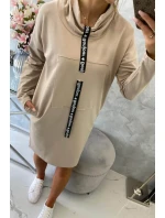 Šaty s kravatou ve světle béžové barvě Šaty s kravatou ve světle béžové barvě