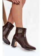 Dámské kotníkové boty na podpatku s páskem a zlatým detailem čokoládové model 21747880 - Boto Dámské kotníkové boty na podpatku s páskem a zlatým detailem čokoládové model 21747880 - Boto