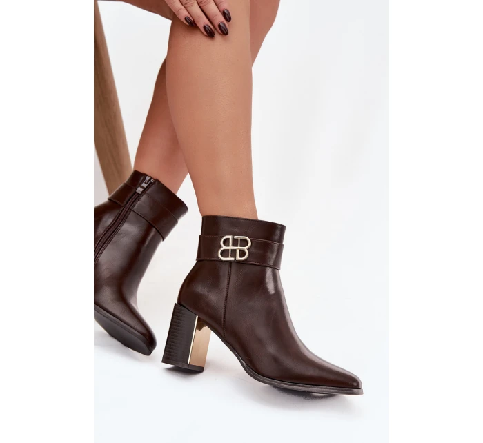 Dámské kotníkové boty na podpatku s páskem a zlatým detailem čokoládové model 21747880 - Boto Dámské kotníkové boty na podpatku s páskem a zlatým detailem čokoládové model 21747880 - Boto