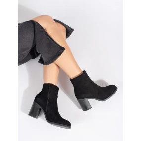 Praktické čierne členkové topánky pre ženy na širokom podpätku Praktické čierne členkové topánky pre ženy na širokom podpätku