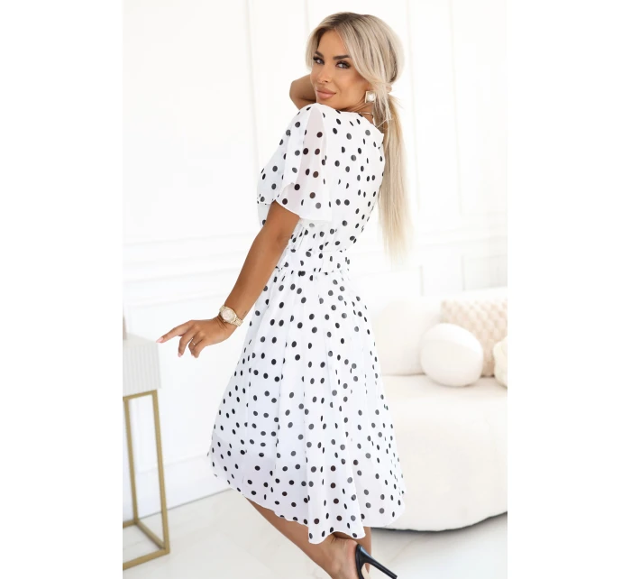 Smyslné černé šaty s obálkovým výstřihem a ozdobným páskem bílé model 21293246 - numoco basic Smyslné černé šaty s obálkovým výstřihem a ozdobným páskem bílé model 21293246 - numoco basic