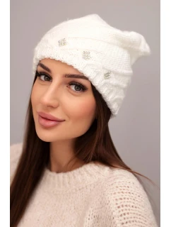 Dámská zimní čepice z vlny s ozdobnými zirkony a pleteným vzorem model 21878081 bílá - K-Fashion