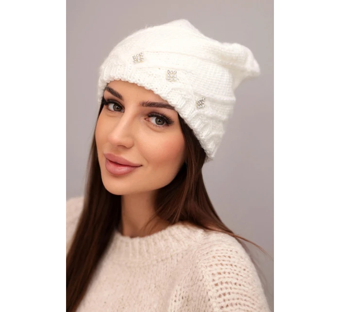 Dámská zimní čepice z vlny s ozdobnými zirkony a pleteným vzorem model 21878081 bílá - K-Fashion