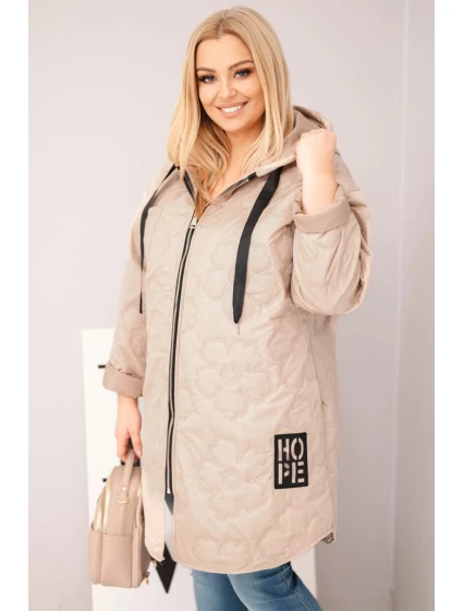 Dámská bunda Plus Size prošívaná s kapucí a nápisem model 21808665 tmavě béžová - K-Fashion Dámská bunda Plus Size prošívaná s kapucí a nápisem model 21808665 tmavě béžová - K-Fashion