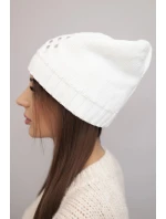 Dámska zimná čiapka s ozdobným kvetom a zirkónom K400 biela