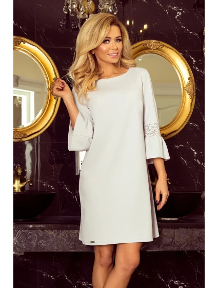 Světle šedé dámské šaty s krajkou na rukávech model 22303968 - numoco