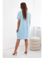 Šaty s vreckami a príveskom modrej farby