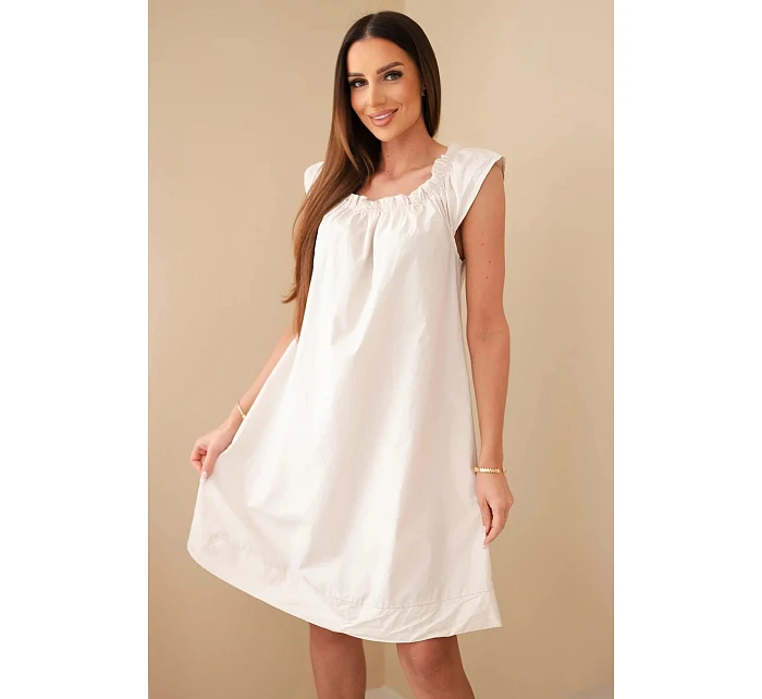 Dámske bavlnené šaty s volánovým výstrihom a volánom béžovej farby Dámske bavlnené šaty s volánovým výstrihom a volánom béžovej farby