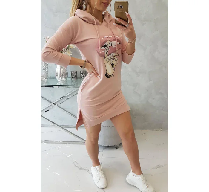 Šaty s dlhším chrbtom a farebnou potlačou v tmavo púdrovo ružovej farbe