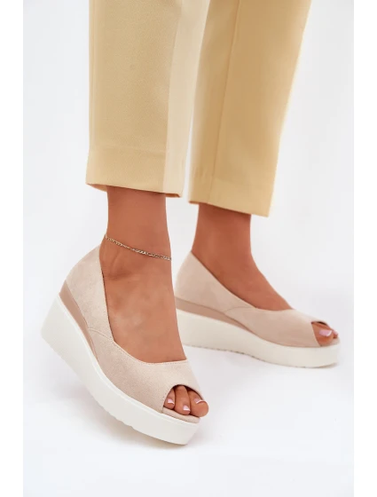 Dámské Sandály Na Klínu Z Eko Semiše Světle Béžové model 21702482 - Boto Dámské Sandály Na Klínu Z Eko Semiše Světle Béžové model 21702482 - Boto