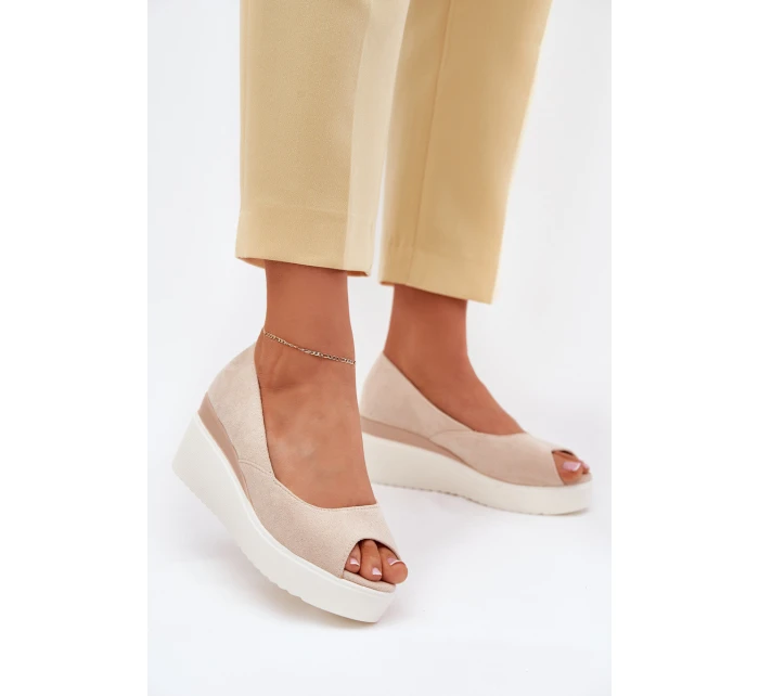 Dámské Sandály Na Klínu Z Eko Semiše Světle Béžové model 21702482 - Boto Dámské Sandály Na Klínu Z Eko Semiše Světle Béžové model 21702482 - Boto