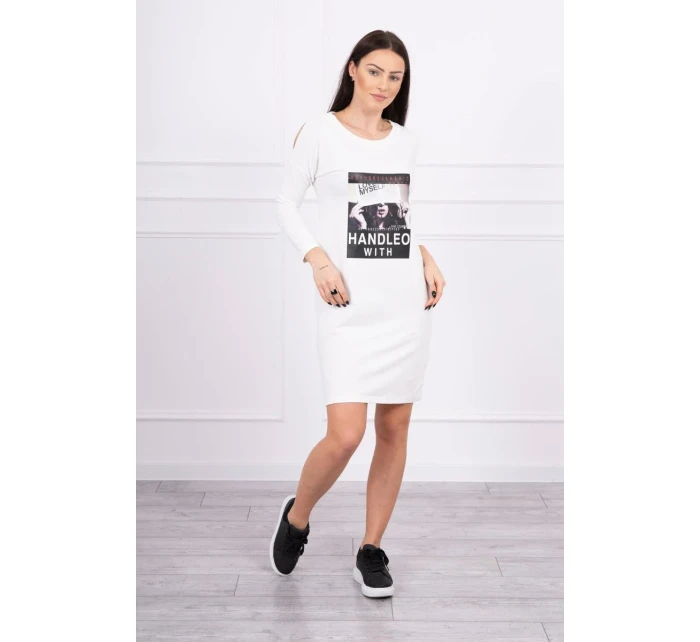 Rukoväť sa šaty s potlačou vo farbe ecru Rukoväť sa šaty s potlačou vo farbe ecru