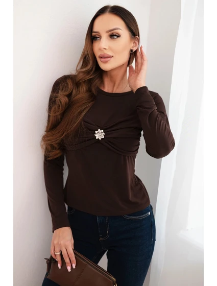 Dámská blůza z viskózy s a broží hnědá model 21468694 - K-Fashion