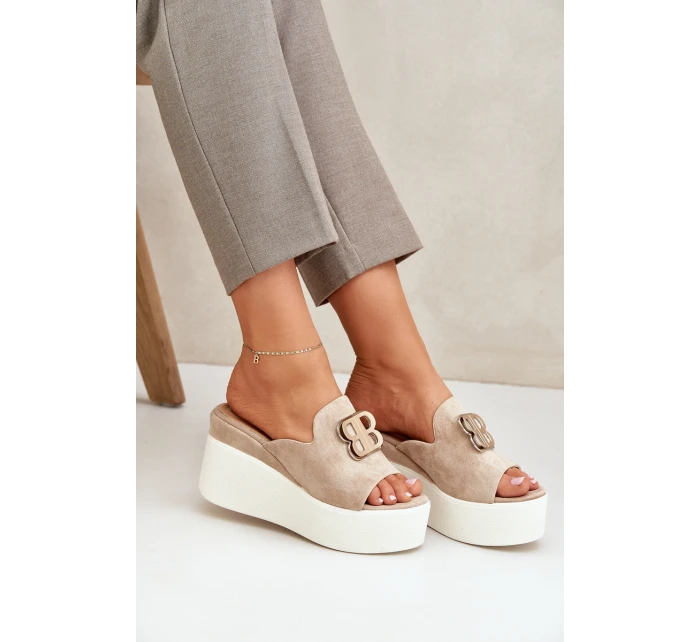 Klapki Na Platformie I Koturnie Z Ozdobą Beżowe Tanonea