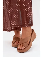 Dámské pantofle na platformě z eko semiše hnědé model 21919342 - Boto