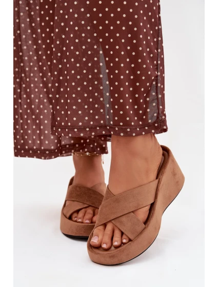 Dámské pantofle na platformě z eko semiše hnědé model 21919342 - Boto