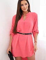 Šaty s dlhším chrbtom a opaskom malinová