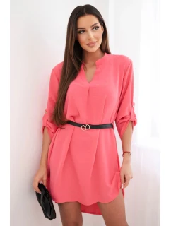 Šaty s delším zadním dílem a páskem malinová