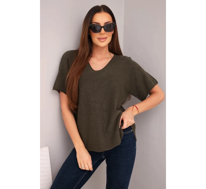 Dámsky sveter s krátkym rukávom a výstrihom do V v khaki farbe