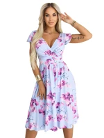 425-14 MATILDE Blinkered midi šaty s obálkovým výstrihom a krátkymi rukávmi - modré s ružovými kvetmi 425-14 MATILDE Blinkered midi šaty s obálkovým výstrihom a krátkymi rukávmi - modré s ružovými kvetmi