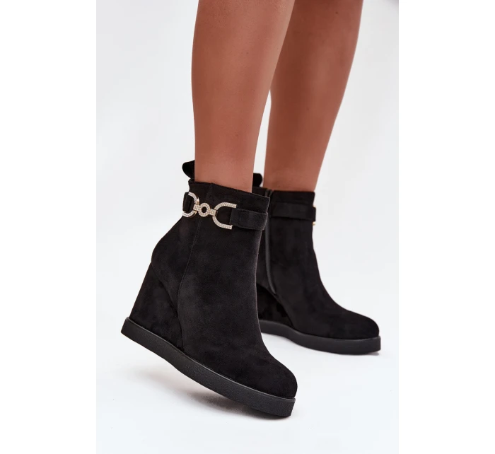 Botki Damskie Na Koturnie Z Ozdobnym Detalem Czarne Marivana