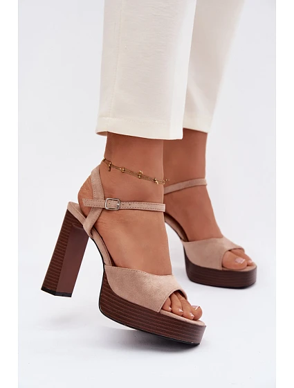 Sandále na podpätku model 226117 Vykročte štýlovo