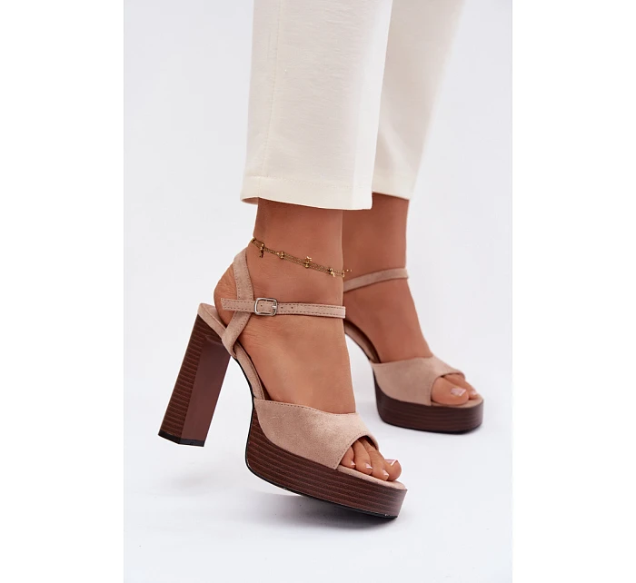 Sandále na podpätku model 226117 Vykročte štýlovo