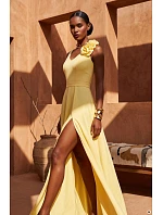 Elegantní večerní maxi šaty s rozparkem a růžemi žluté model 22141510 - numoco Elegantní večerní maxi šaty s rozparkem a růžemi žluté model 22141510 - numoco